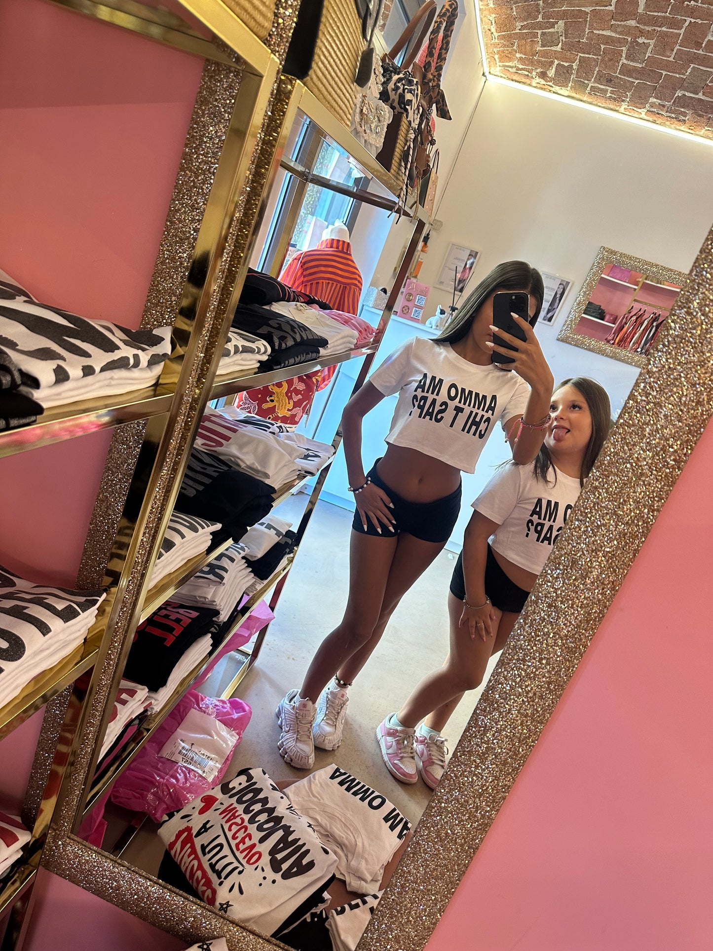 T-shirt crop Ammo ma chi t sap??  ￼