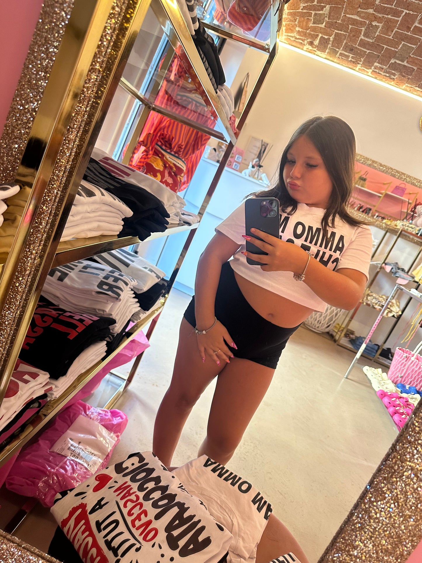 T-shirt crop Ammo ma chi t sap??  ￼