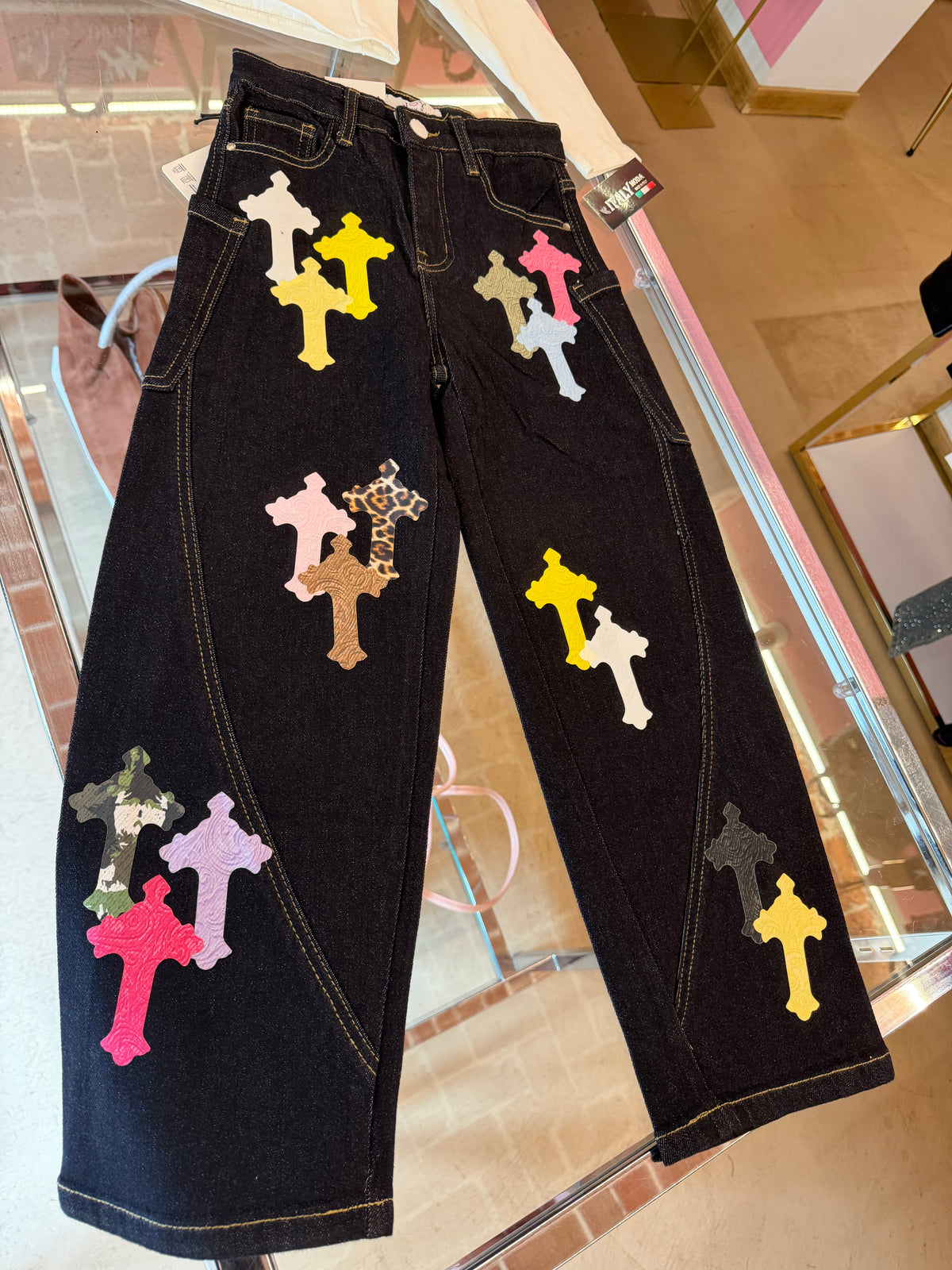Jeans, croci colorate