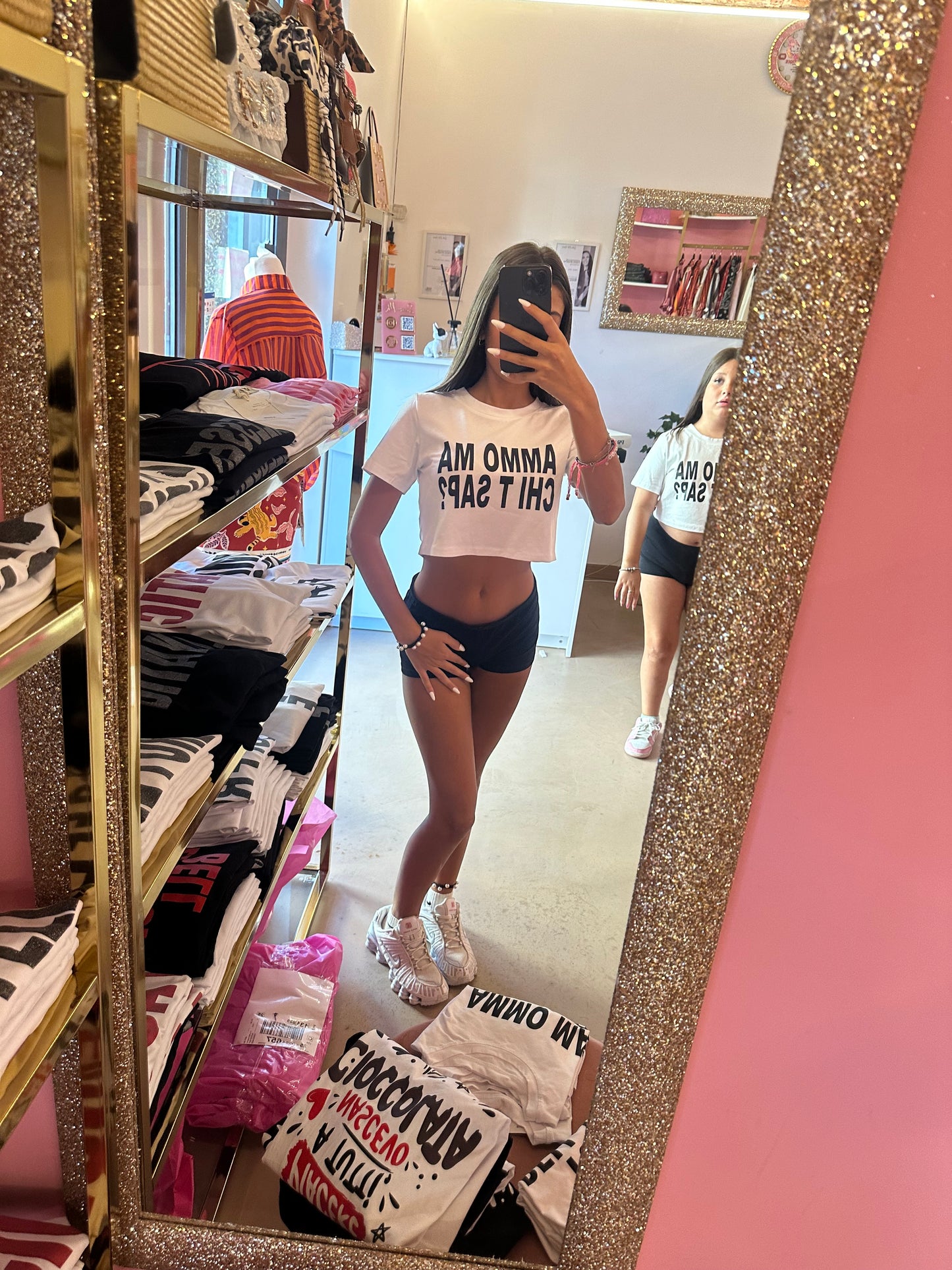 T-shirt crop Ammo ma chi t sap??  ￼