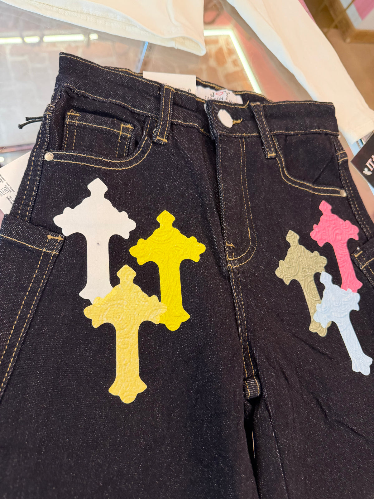 Jeans, croci colorate